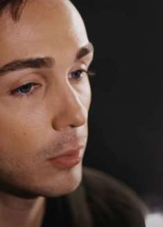 圣诞节的献唱：「 Leave Before You Love Me 」