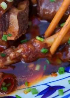 冬天就是要吃肉，秋妹烧上一锅香辣牛尾，大口大口啃起吃太巴适了