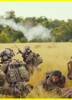 一名队友英勇奉献断后，配合战斗机全方位无死角轰炸