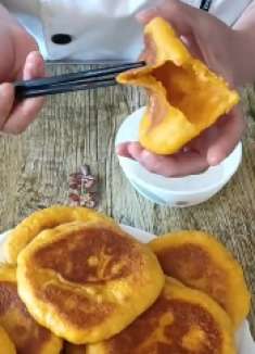 今天花了4块6角买了块南瓜，做了发面糖饼，清香美味吃不够！