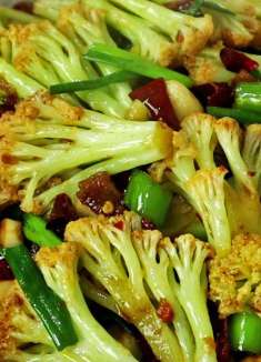 花菜有人焯水，有人直接炒，难怪不好吃，看饭店大厨怎么做的