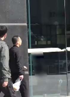 东北小伙装老板抓偷吃零食员工，还当他面把他东西都吃了！出大事了！