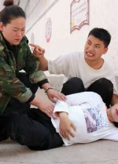 农村大妈救助晕倒孕妇，不料被讹50000块钱还丢了工作，结局解气