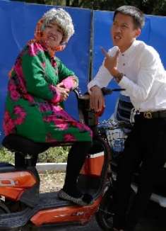 二货小伙开车,遇见“路霸大妈”,看谁会更胜一筹,搞笑