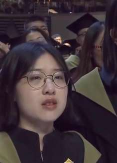 最怕学校想起黄家驹这首经典，前奏一响，上千师生哭泪奔！