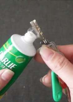 才发现，钥匙上抹点牙膏真厉害，解决了不少家庭的烦恼