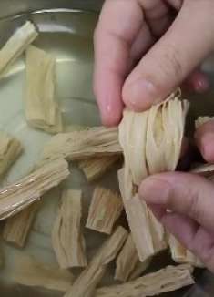 泡发腐竹好多人一开始就做错了，厨师这样做5分钟完全泡开