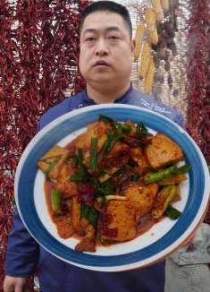 冬天1把蒜苗1块豆腐烧出家常美味，先煎再烧好吃入味，大家不妨试试