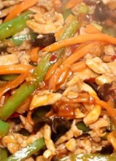 鱼香肉丝自己在家也能做，简单一做，鲜香滑嫩，好吃下饭，超解馋