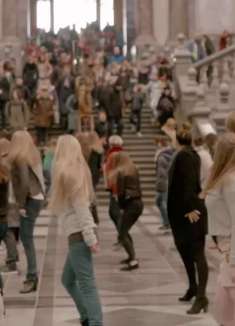 开口跪，这场「快闪」点燃了整个车站