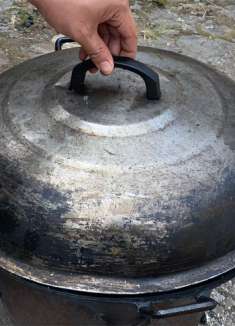 小伙做土狗8年，皮脆肉香有回味，不用出去卖就没了，出锅真香啊