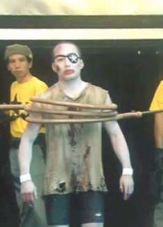 人类和垃圾埋在一起，堆成黑色富士山，导致尸体变成僵尸展开屠杀