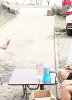 搞笑剧:小伙摆摊每个人都赊账,于是他给每人设置了额度,太逗了