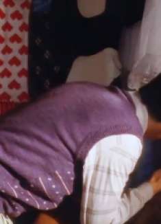 男人亲了空气人偶一口，不料人偶竟复活变成真人了