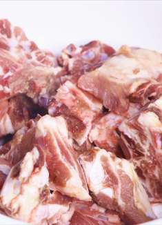 过年炖排骨有人焯水，有人直接下锅炖，都不对，教你这样做太香了