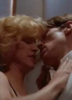 美女主动拜访富豪，一夜后竟死在了床上，电视上还播放录像带