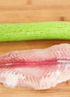 巴沙鱼加1根丝瓜，简单一做，鱼肉香嫩不腥，丝瓜鲜甜可口，解馋