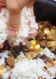焖米饭这种懒人做法，食材用料都简单，有肉有菜又节省时间，喷香