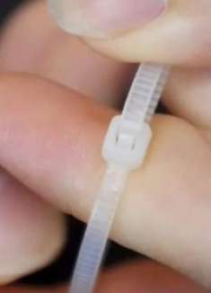 解扎带原来这么简单，不用剪不用割，手一碰这地方，1秒就解开！