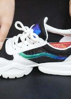 把蜡涂满自己的运动鞋，结果一场大雨后，大家笑了，试过的都说最