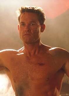 老兵被组织无情抛弃，不料他才是兵王，一人斩杀所有新兵，科幻片