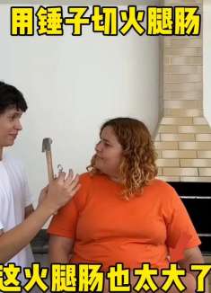 用铲子切火腿肠