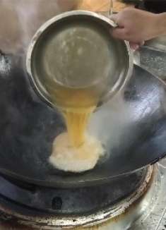 饭店的番茄炒蛋是怎么炒的？是先炒番茄还是先炒鸡蛋，都不对