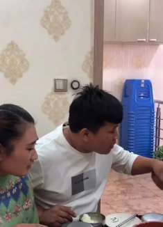 爆笑:搞笑小芳三个同学聚会,胖子进屋就开吃真逗
