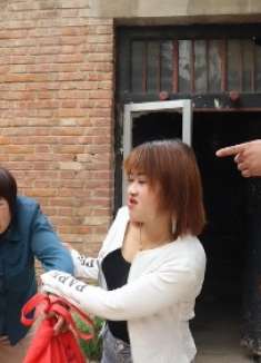 儿子儿媳为了不赡养母亲，狠心将母亲赶出家门，弟弟知道后怒了