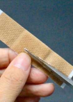 今天才发现，创可贴要这样贴，中间剪一刀才正确，以后不要贴错了