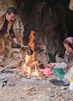 第7集上  为了躲避雨水的侵扰，阿里领着星星走向了山谷深处