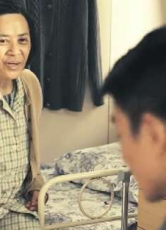 桃姐：华仔探望桃姐，老人院的奶奶羡慕不已：干儿子都来看你真好