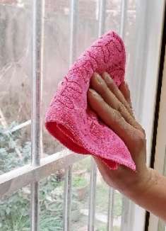 擦玻璃千万别用水，保洁阿姨偷教个窍门，省时干净，一点灰尘不留