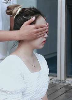 搞笑：男子蒙住女子眼睛让她猜是谁，看清男子之后，女子愣住了