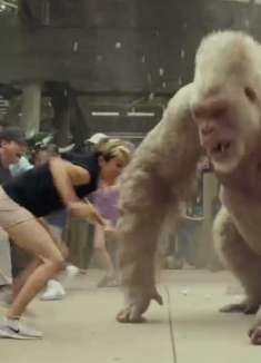 狂暴巨兽：大猩猩冲入市区，三米多高的体型，路虎在它面前是玩具