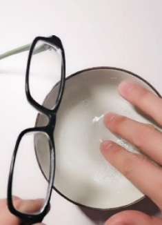 冬天镜片容易起雾_教你用洗洁精轻松解决,妙招视频