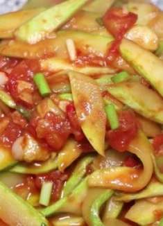 炒西葫芦切记不要直接下锅，多加这一步清脆爽口，做法简单超好吃