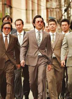 大叔失业后混进黑帮，靠高智商当上黑帮老大，从此呼风唤雨！