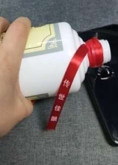 才清楚，白酒滴在手机上用途真厉害，解决困扰烦恼事，看完涨见识