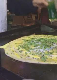 煎饼吃过很多种,放韭菜的你吃过吗?8元一套,这个菜量无敌了