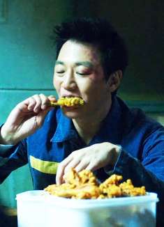 一代狱霸只手遮天，听话的顿顿吃炸鸡，亲手提拔狱警当监狱长！