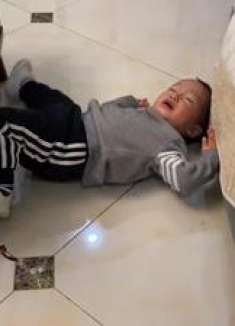 一岁多宝宝躺地大哭，媳妇不哄，结局逗乐