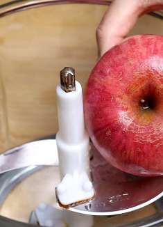 苹果丢入绞肉机，瞬间变美食，不加水不沾面，香甜松软特好吃