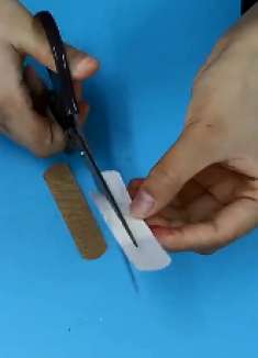 创可贴上这样剪2刀，太实用了，聪明人一看就会，真是个好办法