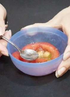 西红柿+它搅拌在一起，女人常用，脸色白里透红，无斑点