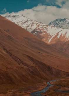 高加索：群山环抱，绵延深长的地区