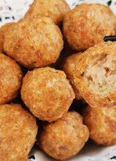 炸丸子用什么粉很多人搞不懂，不黑不糊的诀窍全在这里，过年必备