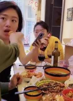 故意当老婆面给她闺蜜夹菜！老婆瞬间暴怒，回屋就是一顿胖揍！