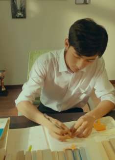 星期8：尽管男子不停地追问，女子也不露脸，背后有何隐情