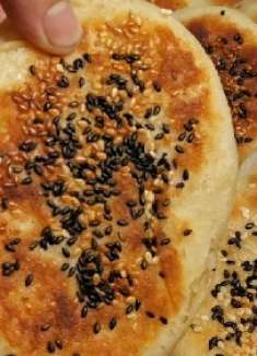 4个小土豆加2碗面粉，烙出来的烧饼放几天都不硬，农村人真会吃啊